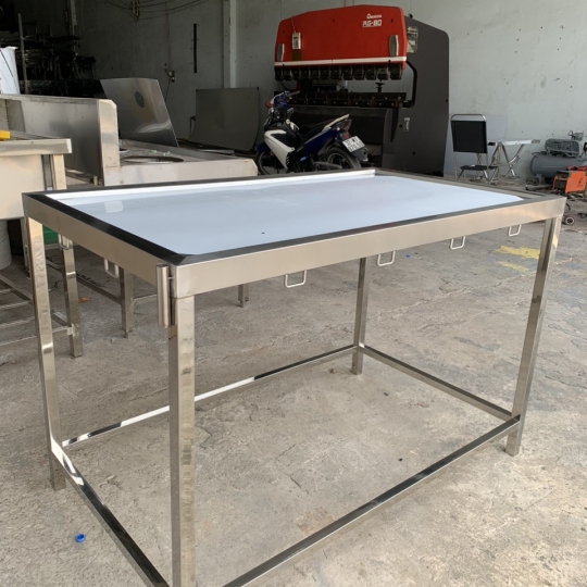 Bàn khám thú y  Inox 304  Rộng 700 dài 1200 cao 800 (2)