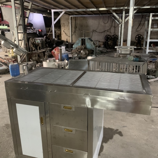 Bàn mổ thú y Inox 304  Rộng 600 dài 1200 cao 800 (2)